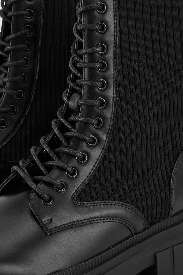 Pimkie Botins com cord&otilde;es e sola dentada preto