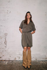 Noisy May Vestido com decote em bico e abotoamento frontal, com la&ccedil;ada na cintura. Textura leve. verde