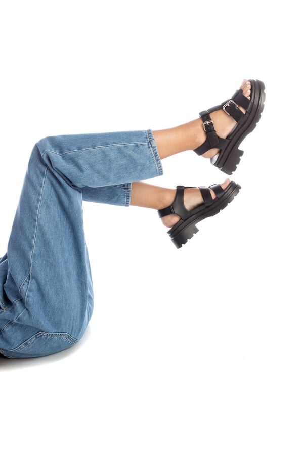 XTI Sandalia plana de mujer negro