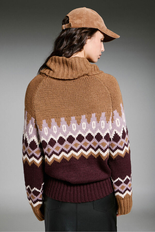 Only Jersey jacquard cuello alto marr&oacute;n