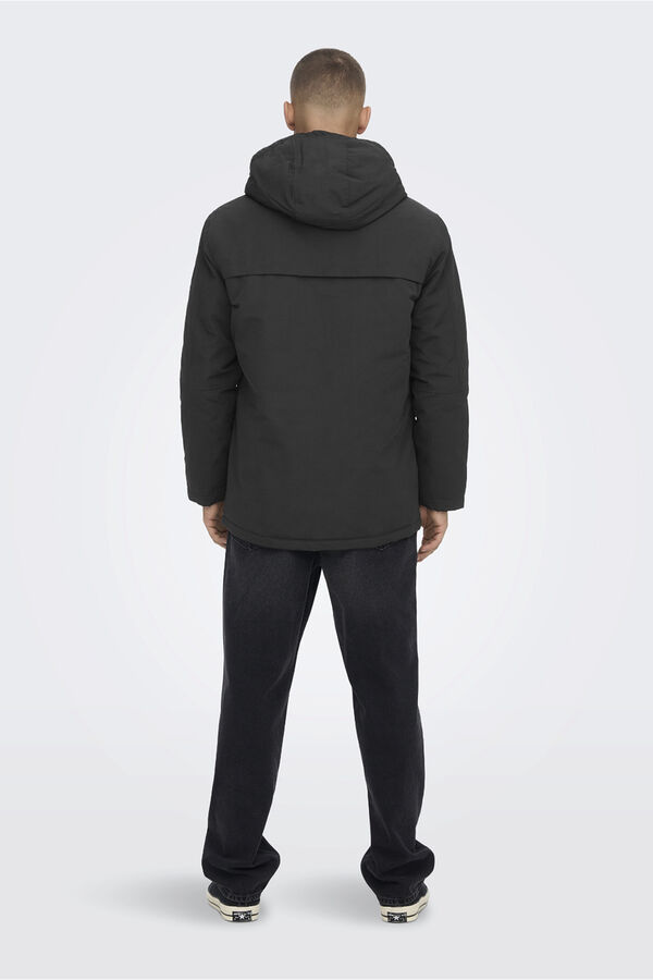Only & Sons Parka de hombre con capucha ajustable con cord&oacute;n y bolsillos frontales. negro