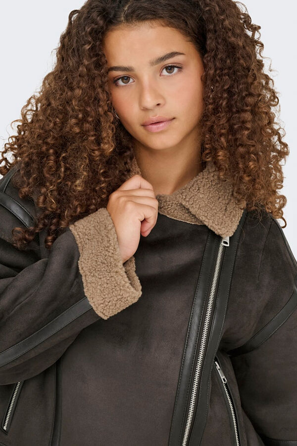 Only Casaco com efeito camur&ccedil;a  castanho