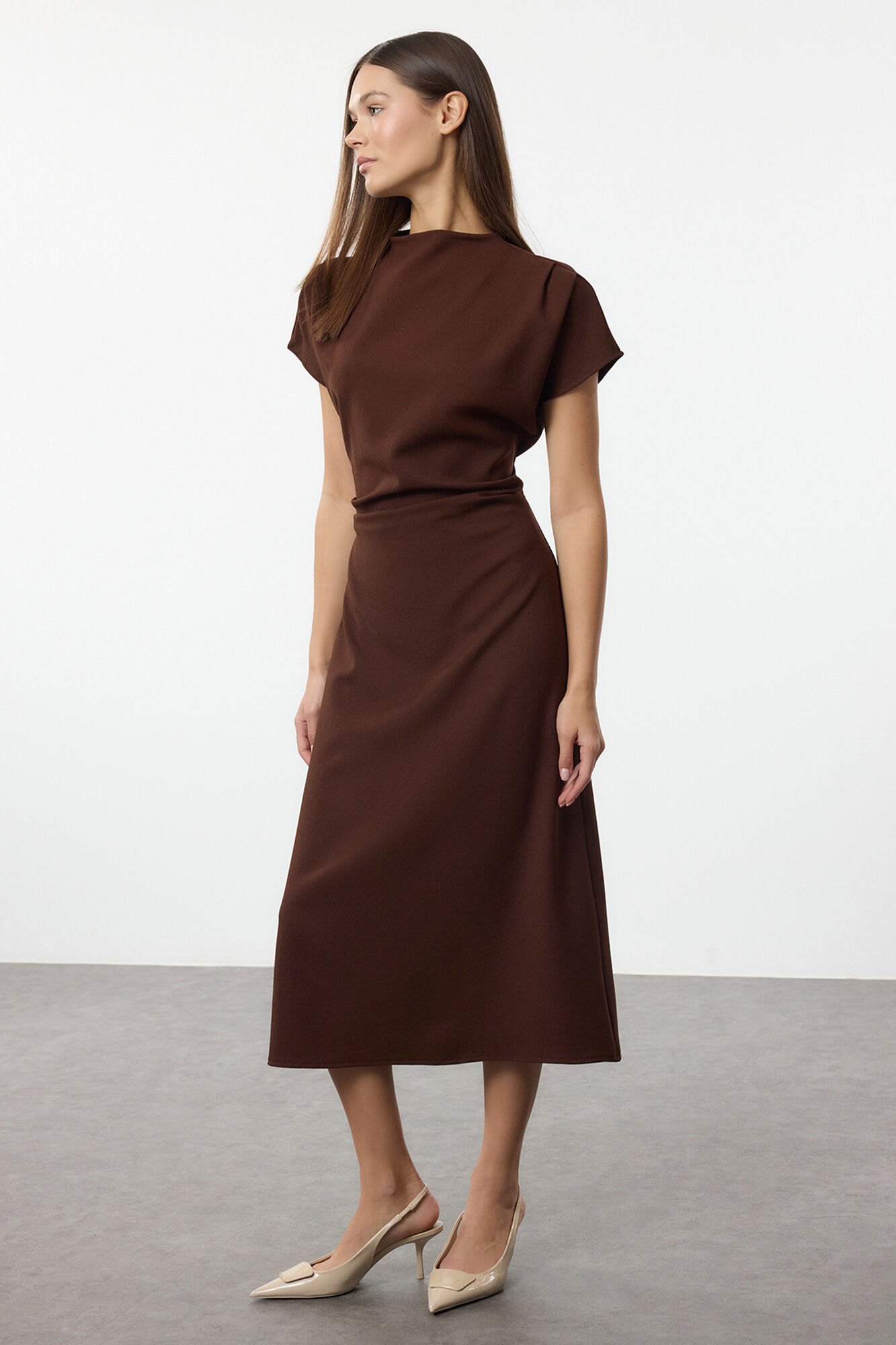 Trendyol Vestido midi com gola virada para baixo