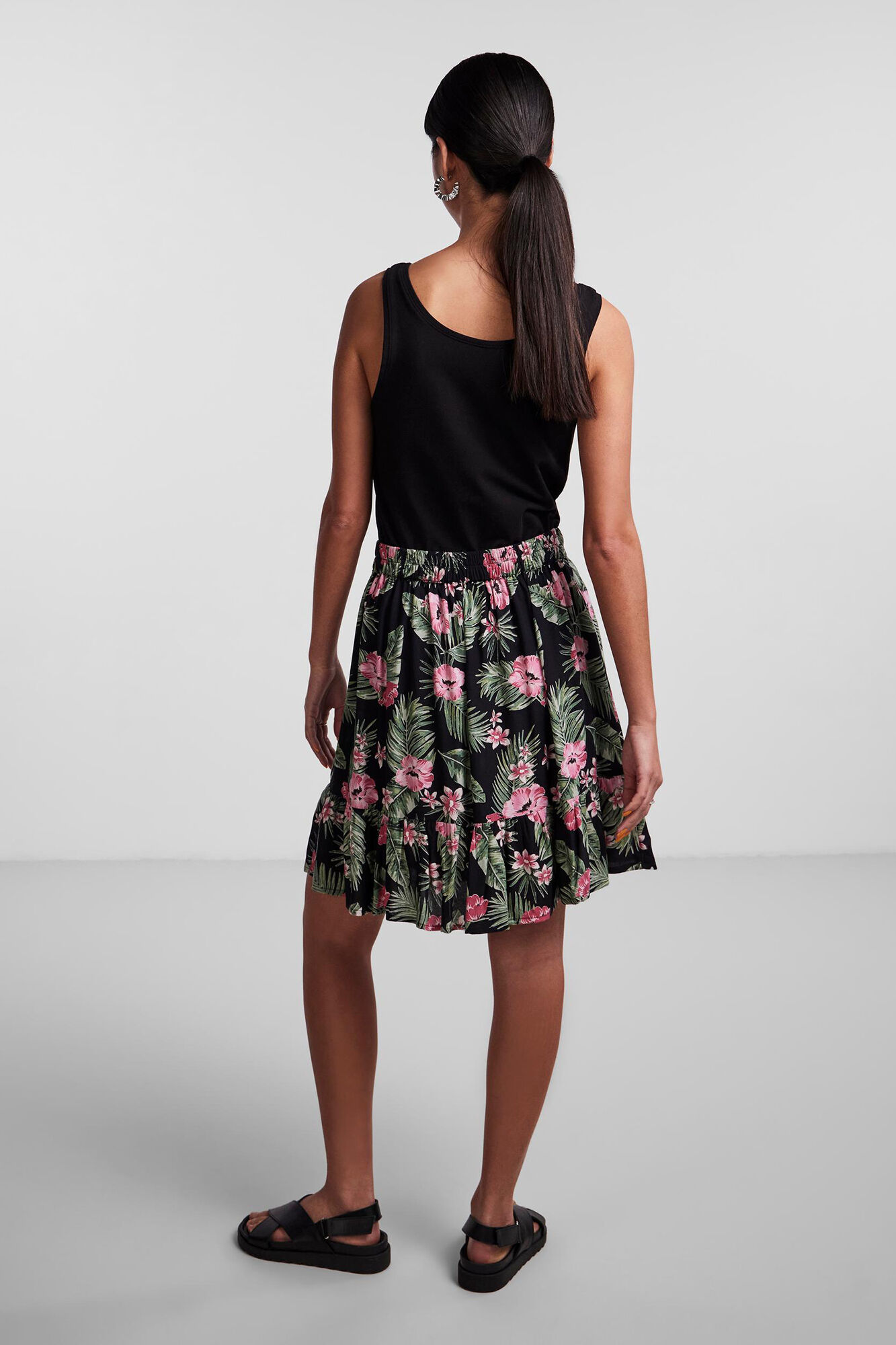 Pieces Falda corta con volante.