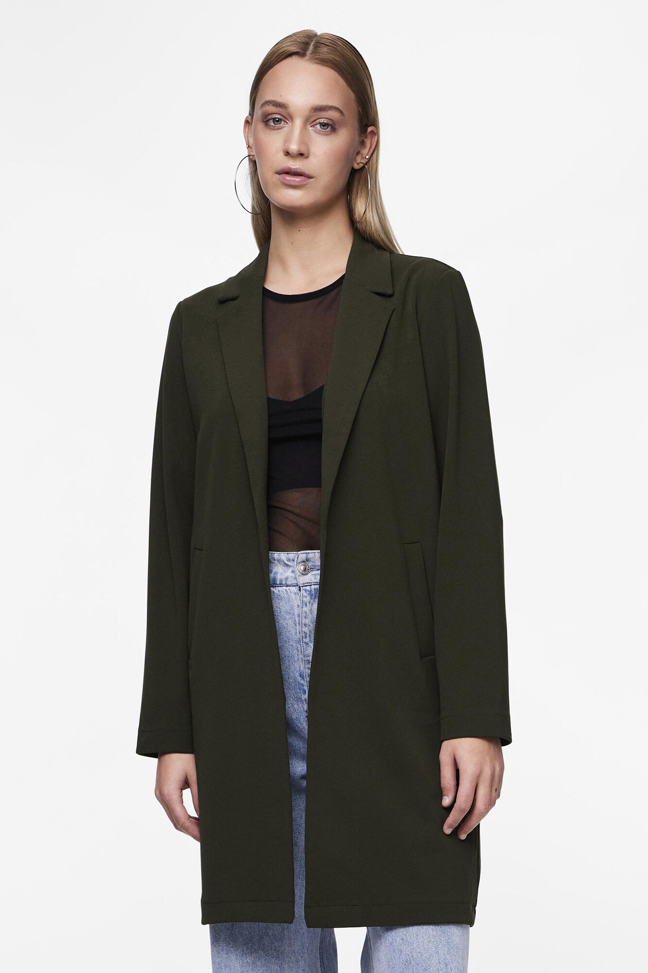 Pieces Chaqueta 3/4 con escote solapa y sin botones.