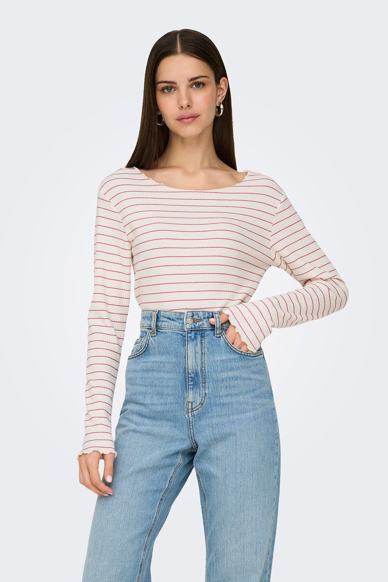 Only T-shirt curta de manga comprida com bordas onduladas