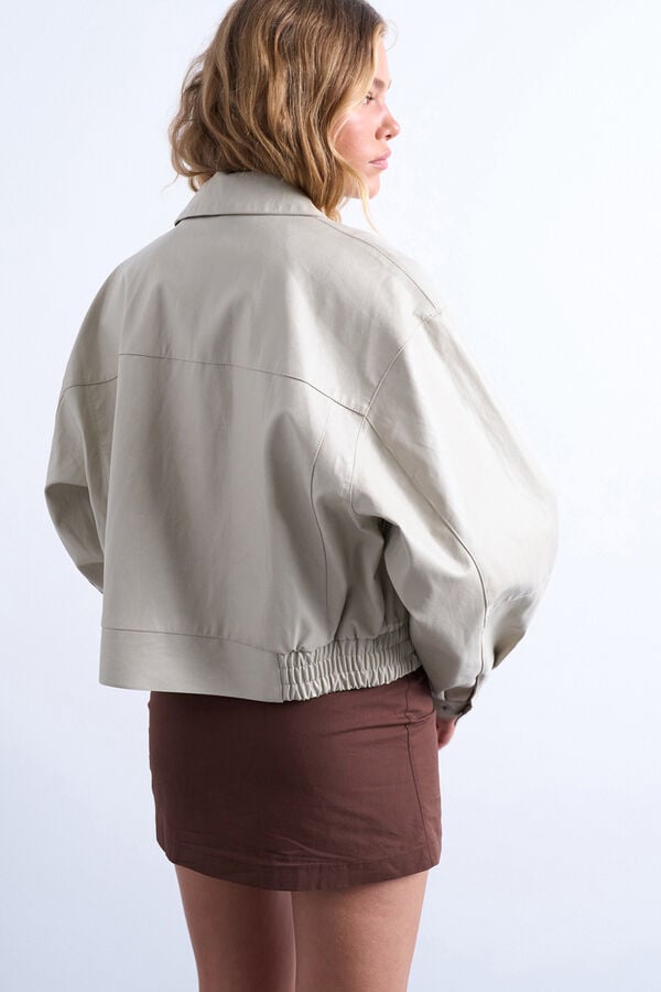 Topshop Blus&atilde;o curta com acabamento revestido (poli&eacute;ster com revestimento de poliuretano) branco