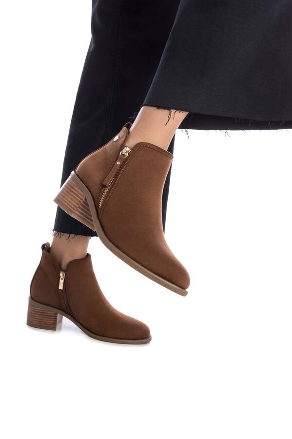 XTI Botin antelina con tacon y adorno cremallera tostado