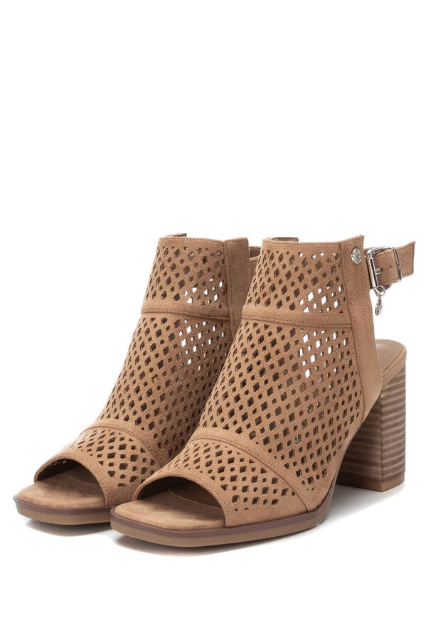 XTI Sandalia abotinada de mujer nude