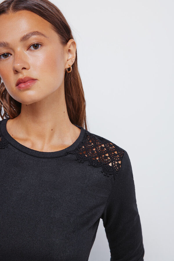 Springfield Camiseta hombros crochet negro