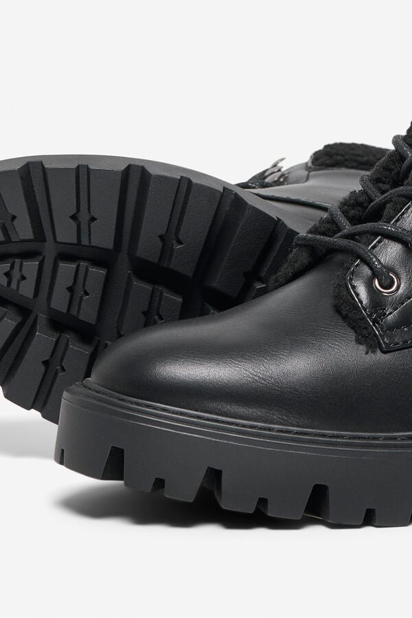 Only Borrego com detalhe em pele de botim preto