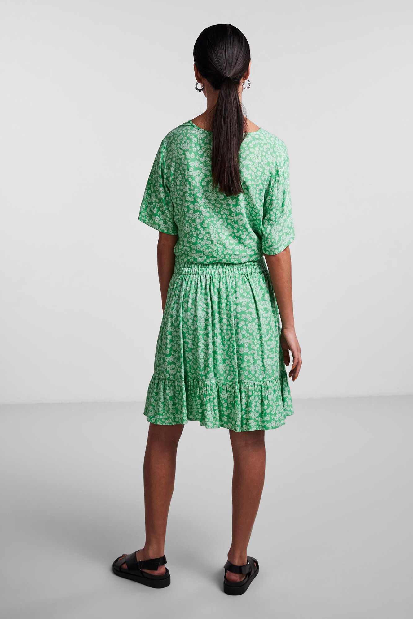 Pieces Falda corta con volante.