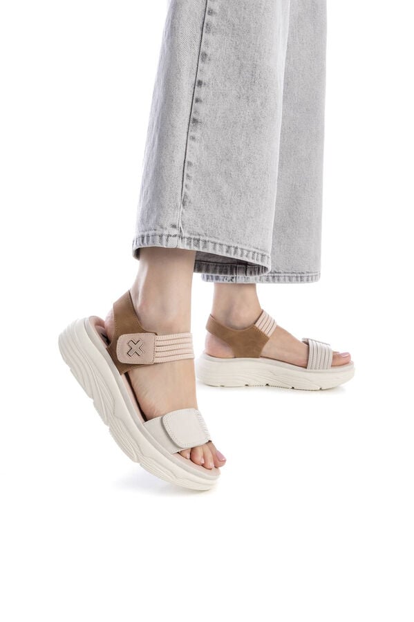 XTI Sand&aacute;lia de tiras el&aacute;sticas com velcro bege