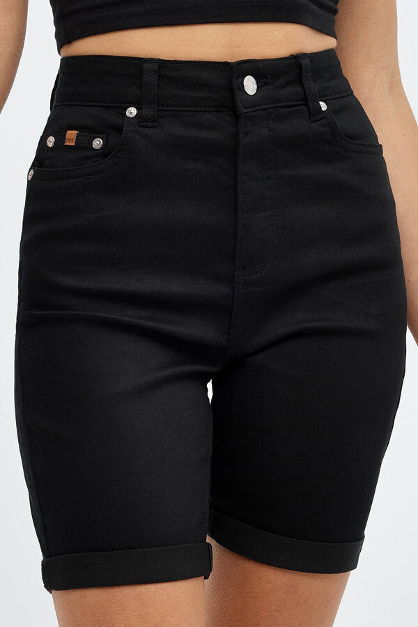 Inside Bermudas Slim High Rise negro