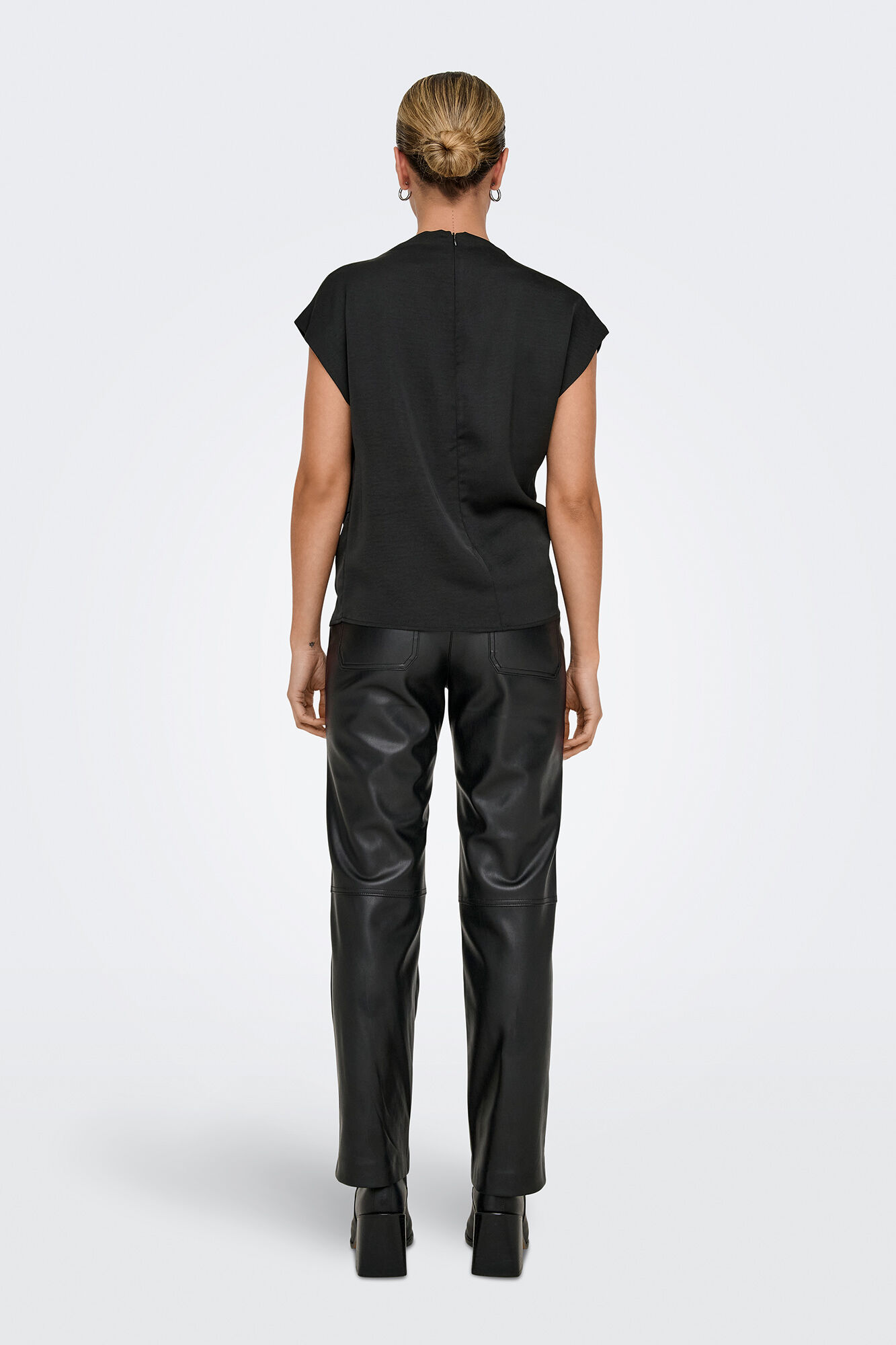 JDY Top de manga corta y cuello perkins