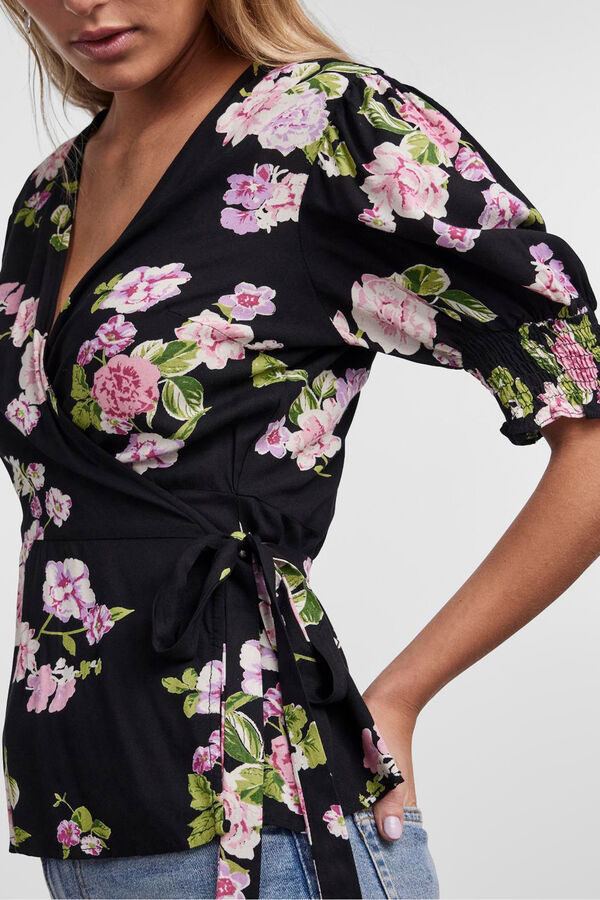 Pieces Camiseta con escote cruzado. negro