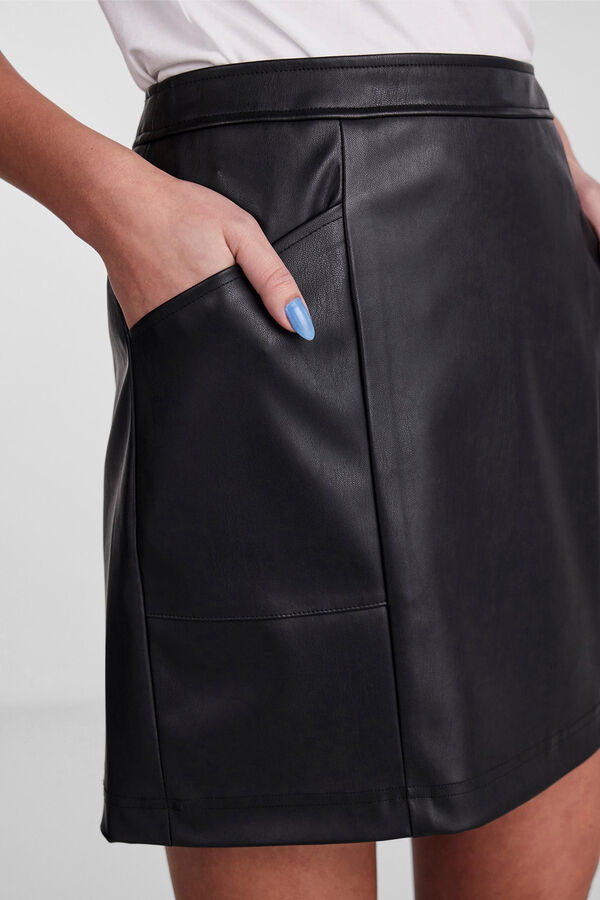 Pieces Falda corta efecto piel negro