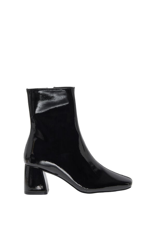 Only Bot&iacute;n tac&oacute;n de charol negro