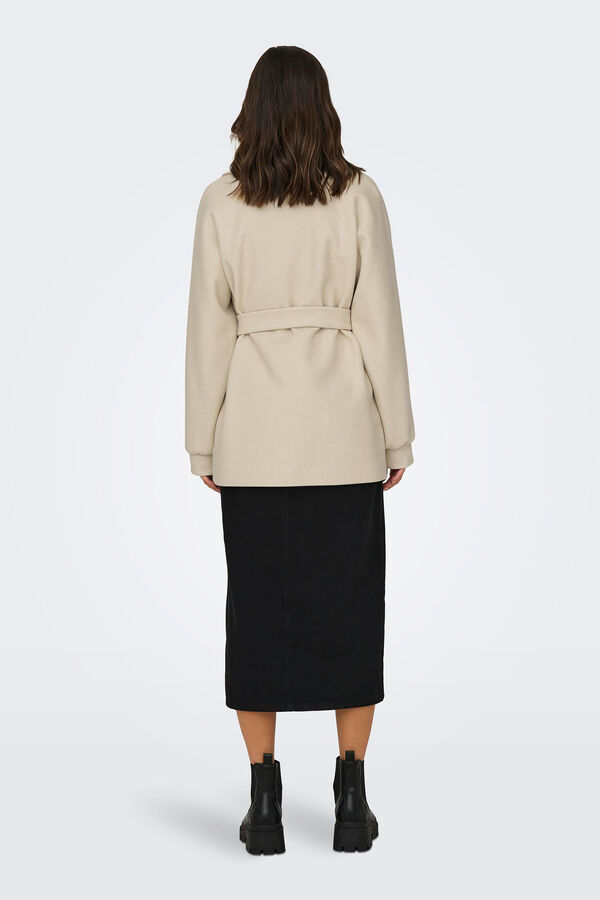 Only Abrigo corto cintur&oacute;n tostado