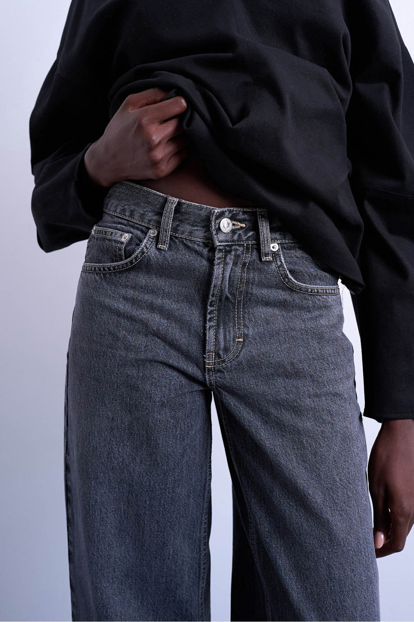 Topshop Jeans wide fit de tiro bajo con cintur&oacute;n trasero