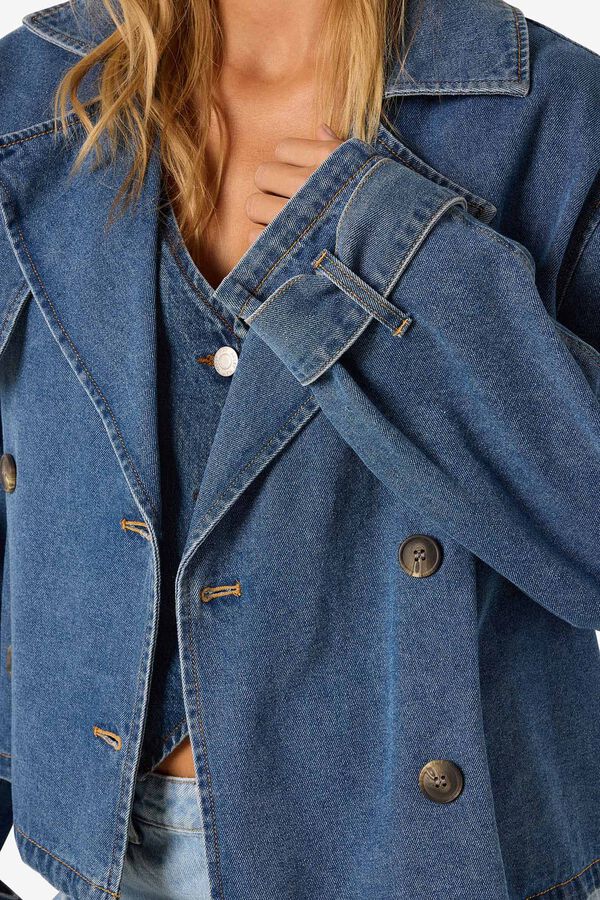 Noisy May Chaqueta vaquera tipo trench corta con botonadura frontal. azul