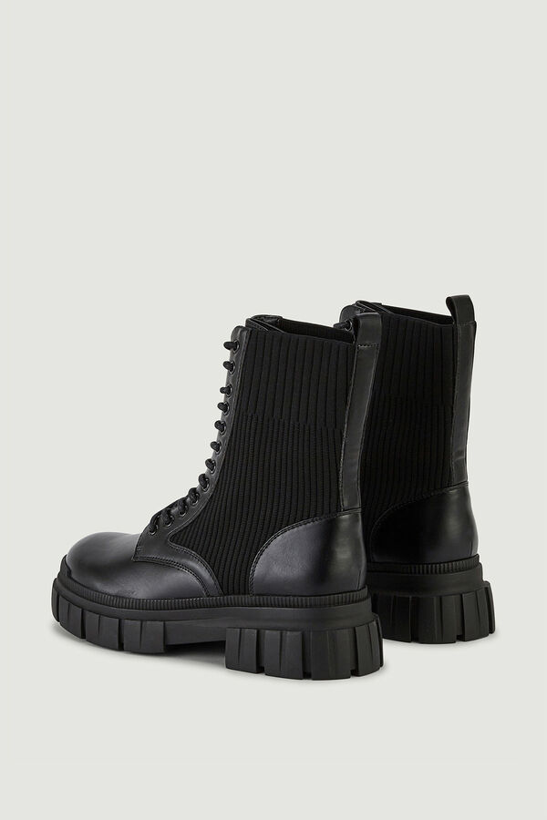 Pimkie Botins com cord&otilde;es e sola dentada preto