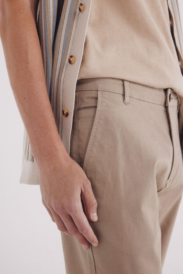 Springfield Pantal&oacute;n chino microestampado slim fit nude