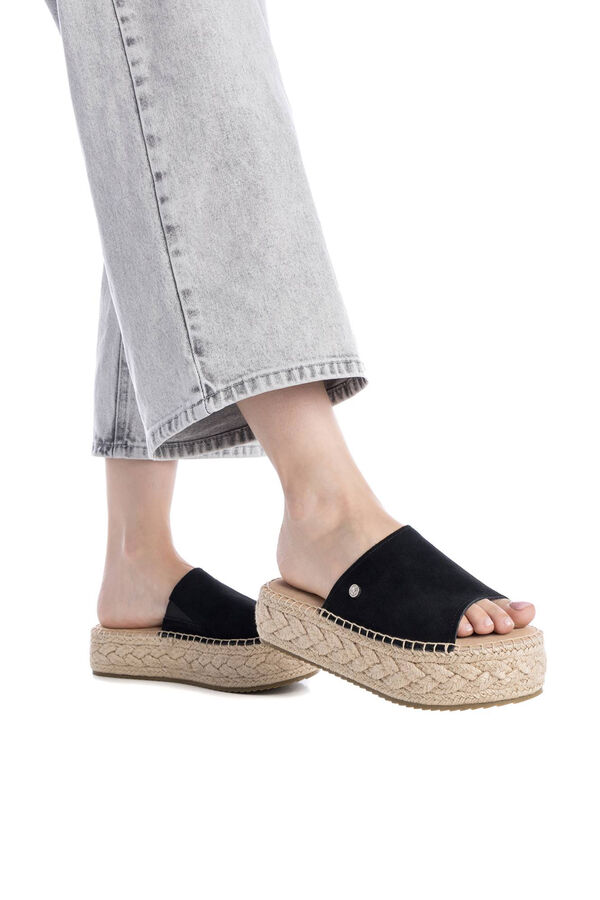 XTI Sand&aacute;lia plataforma feminina preto