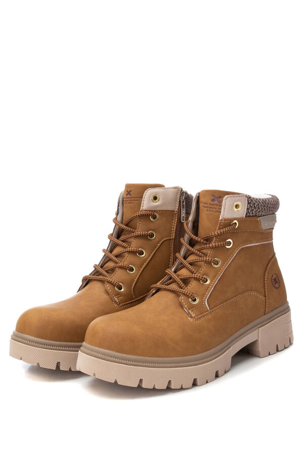 XTI Botin monta&ntilde;a casual con cordones y cremallera tostado