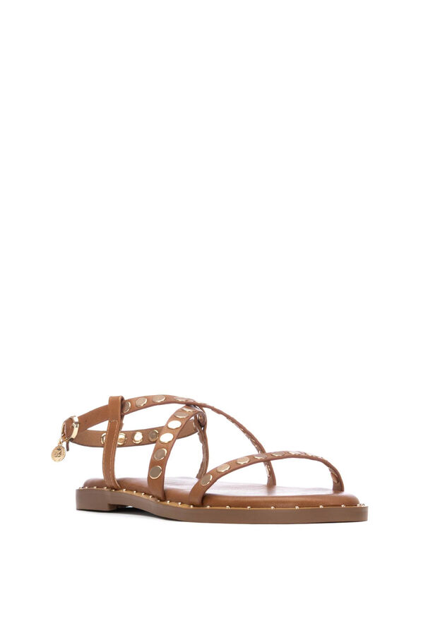 XTI Sandalia tiras tachas marr&oacute;n