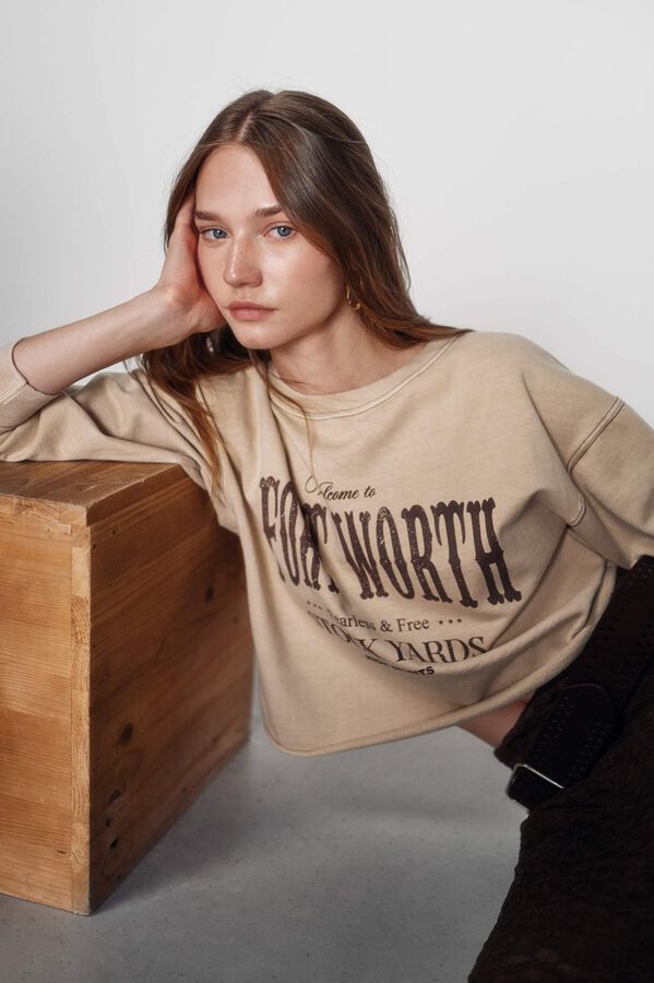 High Spirits Sudadera Cropy nude