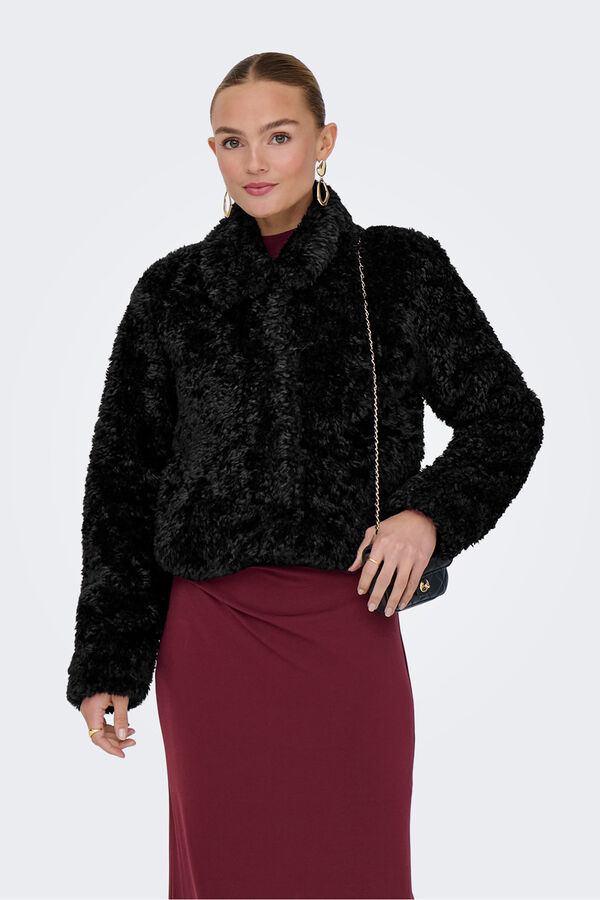 Only Sobretudo curto com efeito de pelo preto