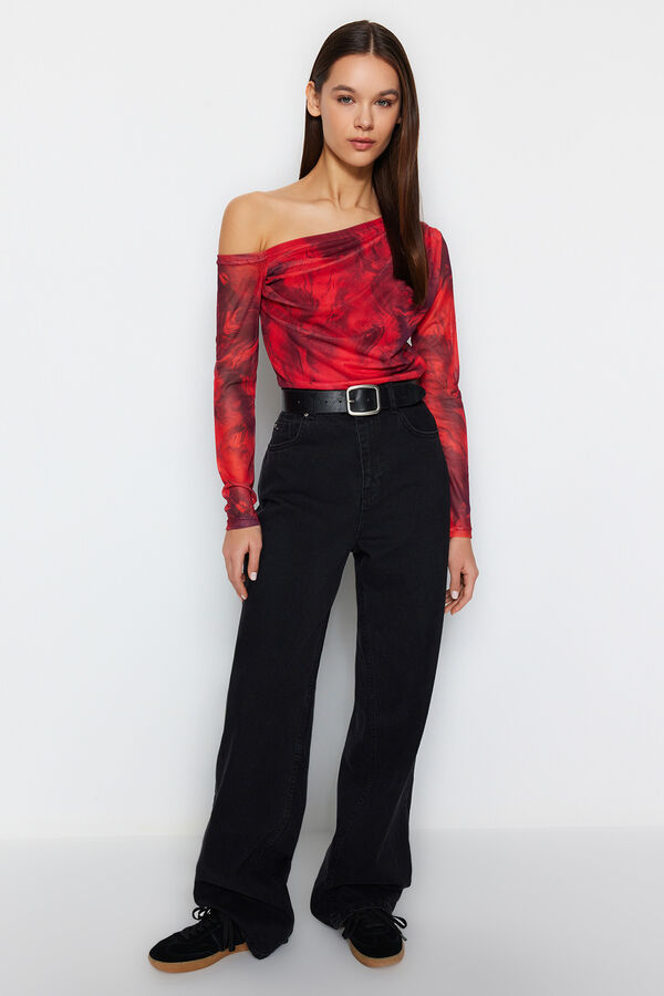 Trendyol Blusa escote asim&eacute;trico entallada rojo