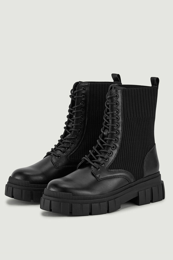 Pimkie Botins com cord&otilde;es e sola dentada preto