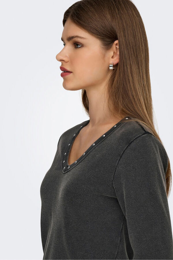 Only Top acanalado detalle tachas negro