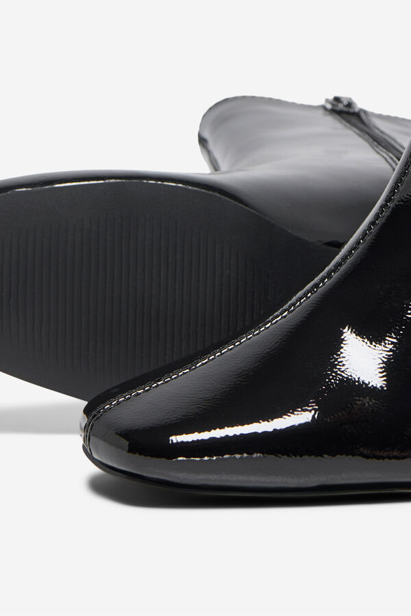 Only Bot&iacute;n tac&oacute;n de charol negro