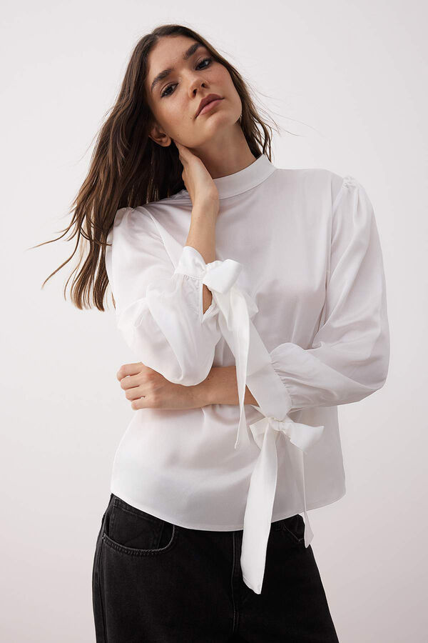 Trendyol Blusa sat&eacute;n con lazo blanco