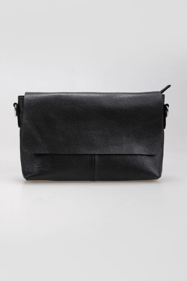 System Action Bolso piel mediano estilo bandolera cierre bot&oacute;n negro