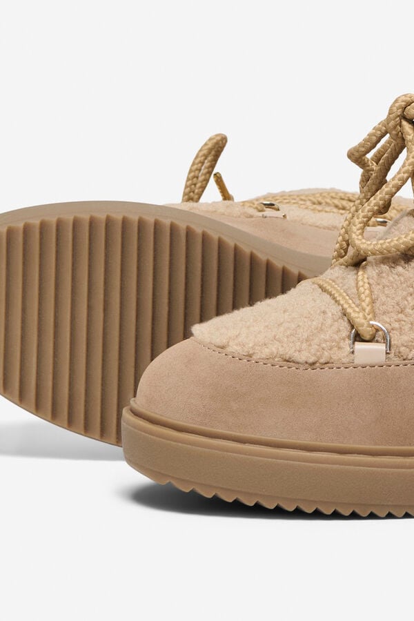 Only Botim de camur&ccedil;a e borrego bege