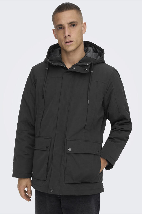 Only & Sons Parka de hombre con capucha ajustable con cord&oacute;n y bolsillos frontales. negro