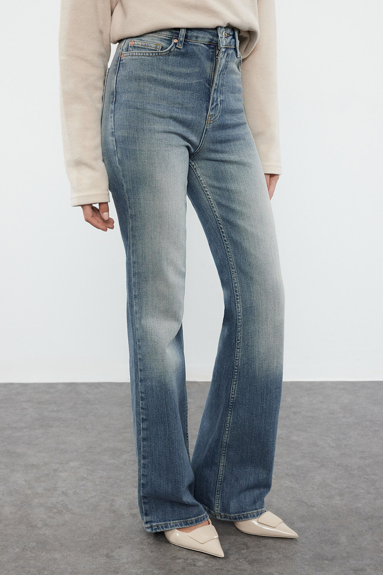 Trendyol Jeans flare de cintura alta