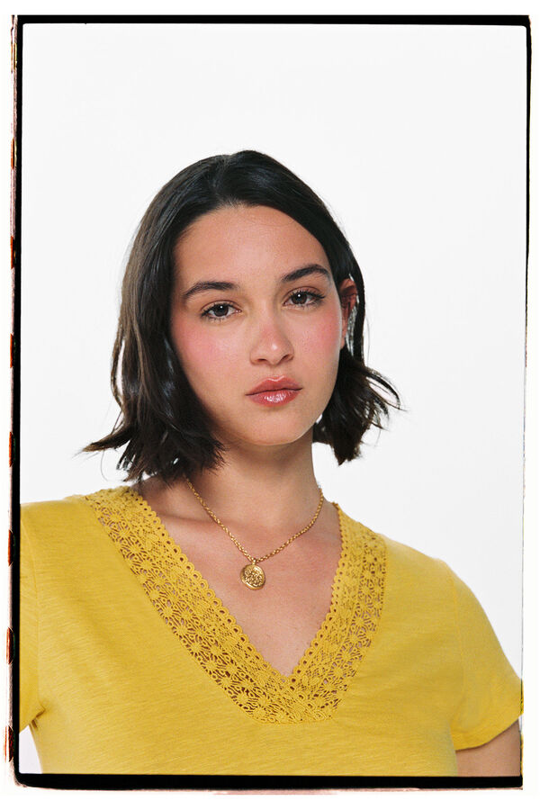 Springfield Camiseta Escote Pico Crochet amarillo