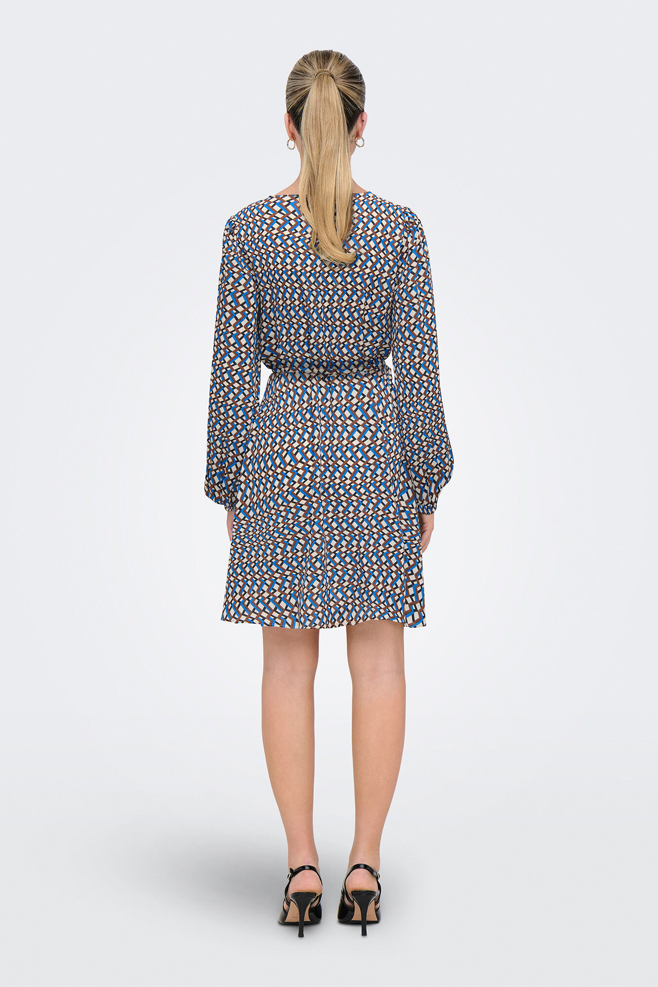 Only Vestido corto de manga larga y cuello de pico