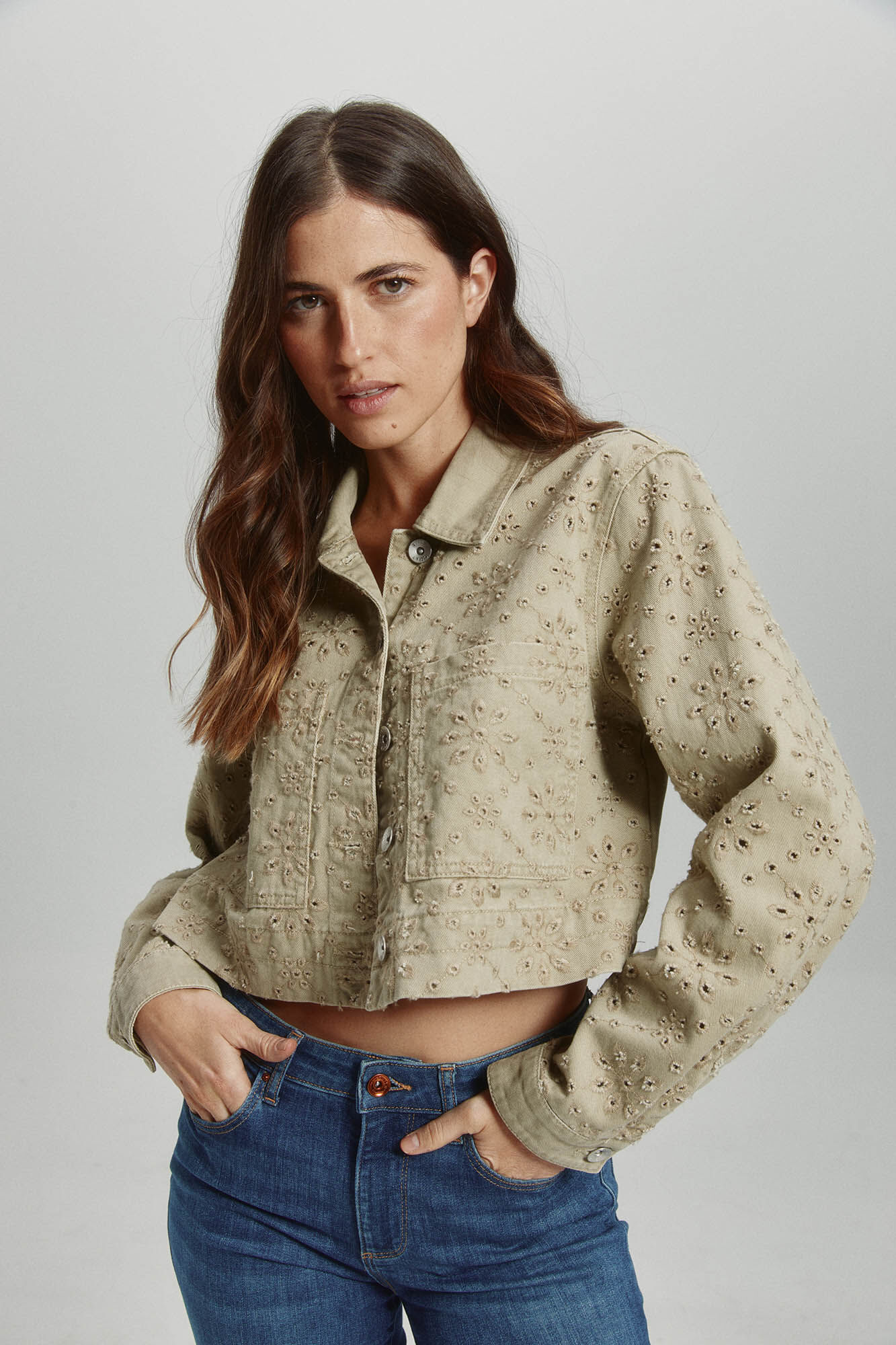 Only Jaqueta jeans curta com detalhes recortados