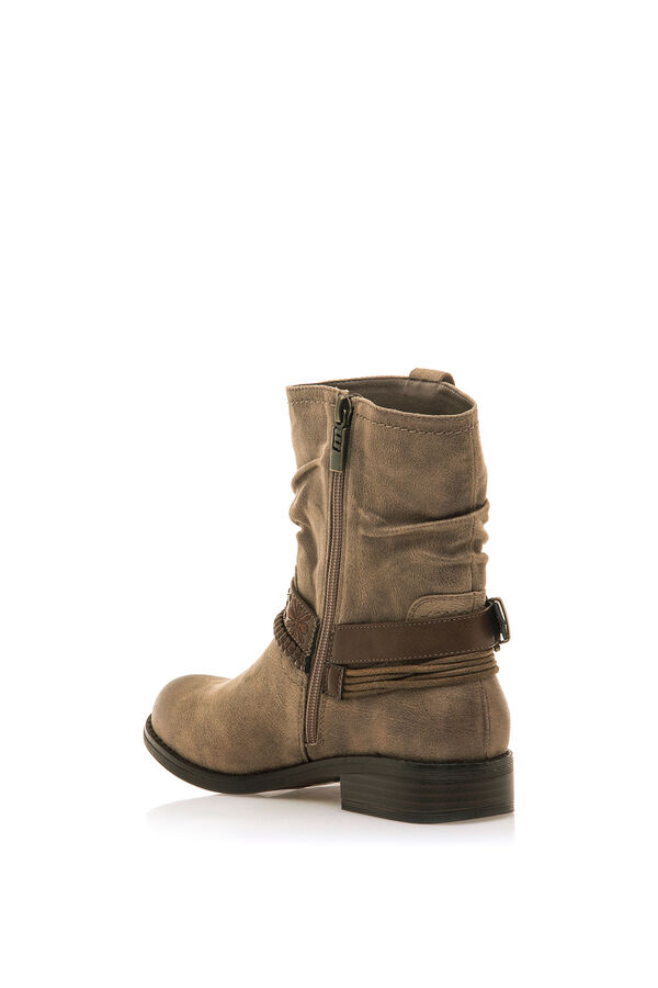 MTNG Bot&iacute;n plano Persea nude