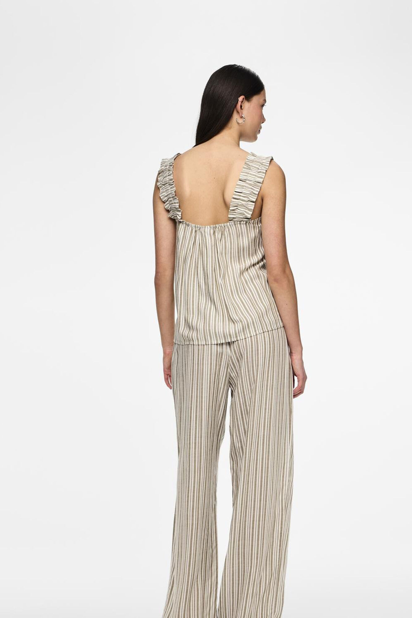 Pieces Top tirantes el&aacute;sticos con escote