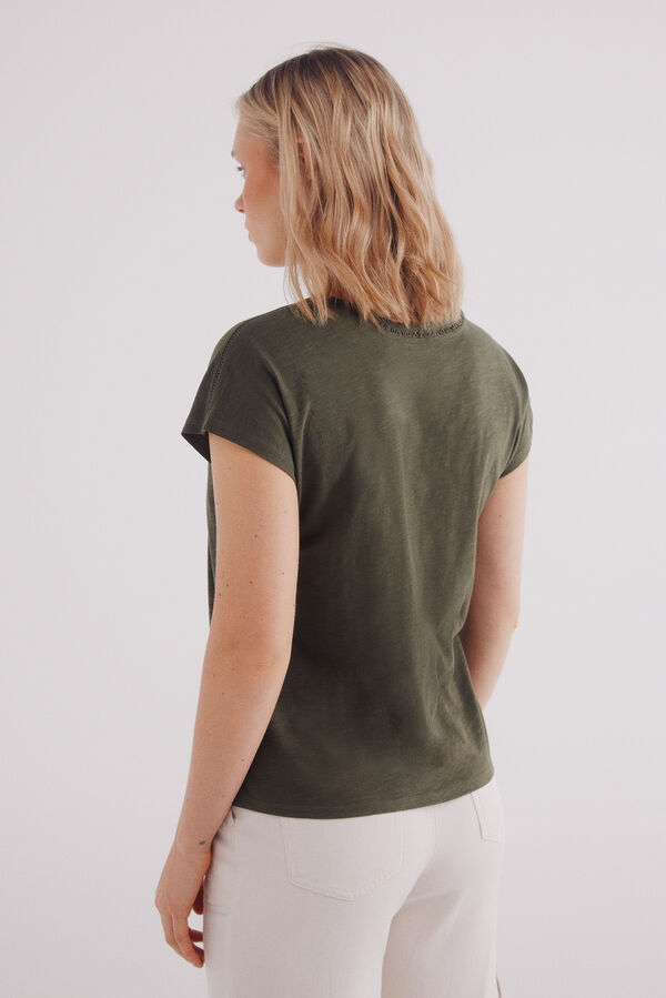 Springfield Camiseta escote pico crochet algod&oacute;n kaki