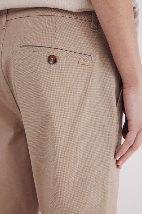 Springfield Pantal&oacute;n chino microestampado slim fit nude