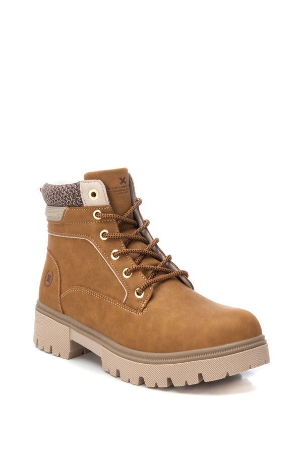 XTI Botin monta&ntilde;a casual con cordones y cremallera tostado