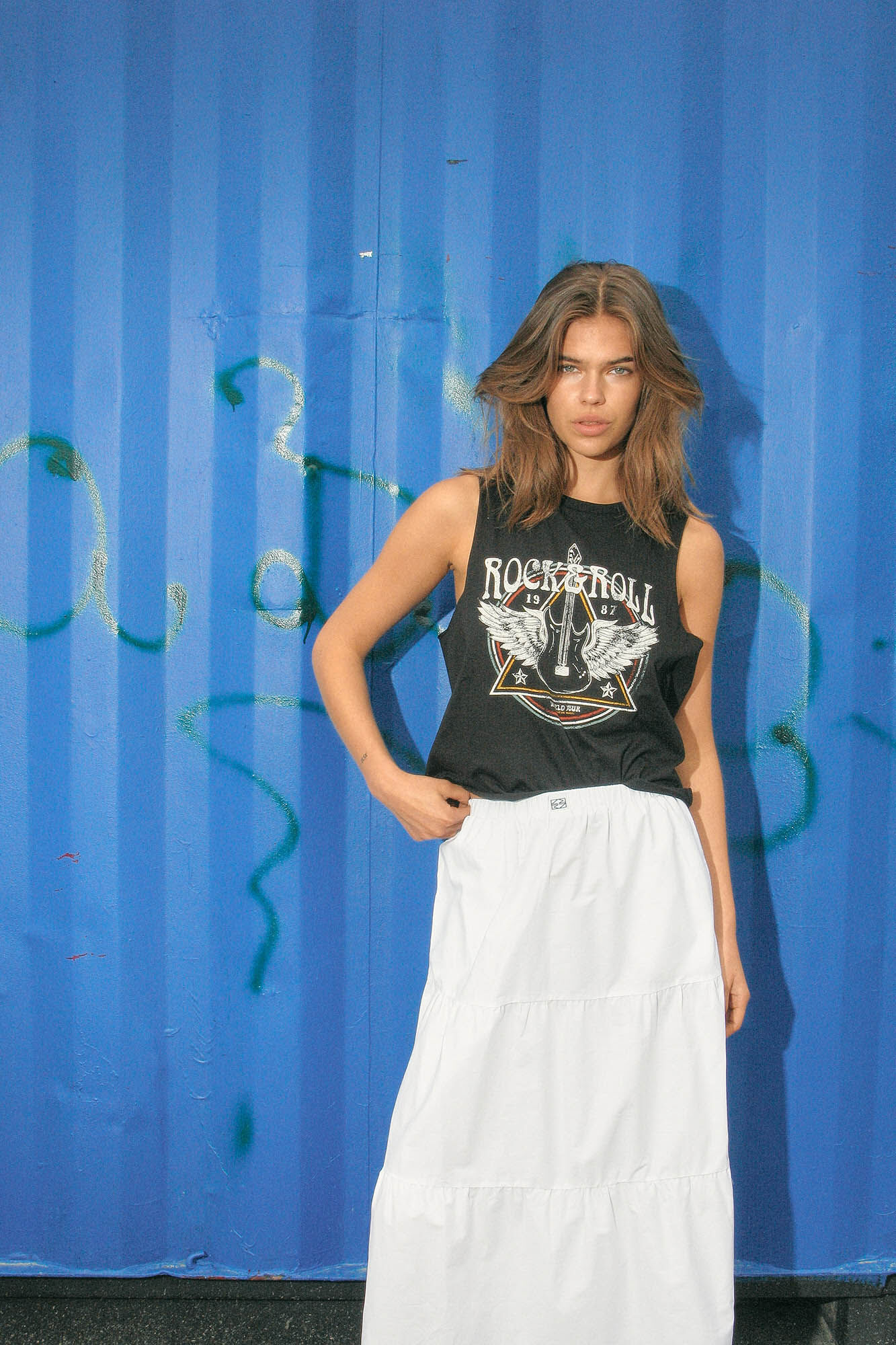 Noisy May Camiseta rockera sin mangas y estampado frontal.